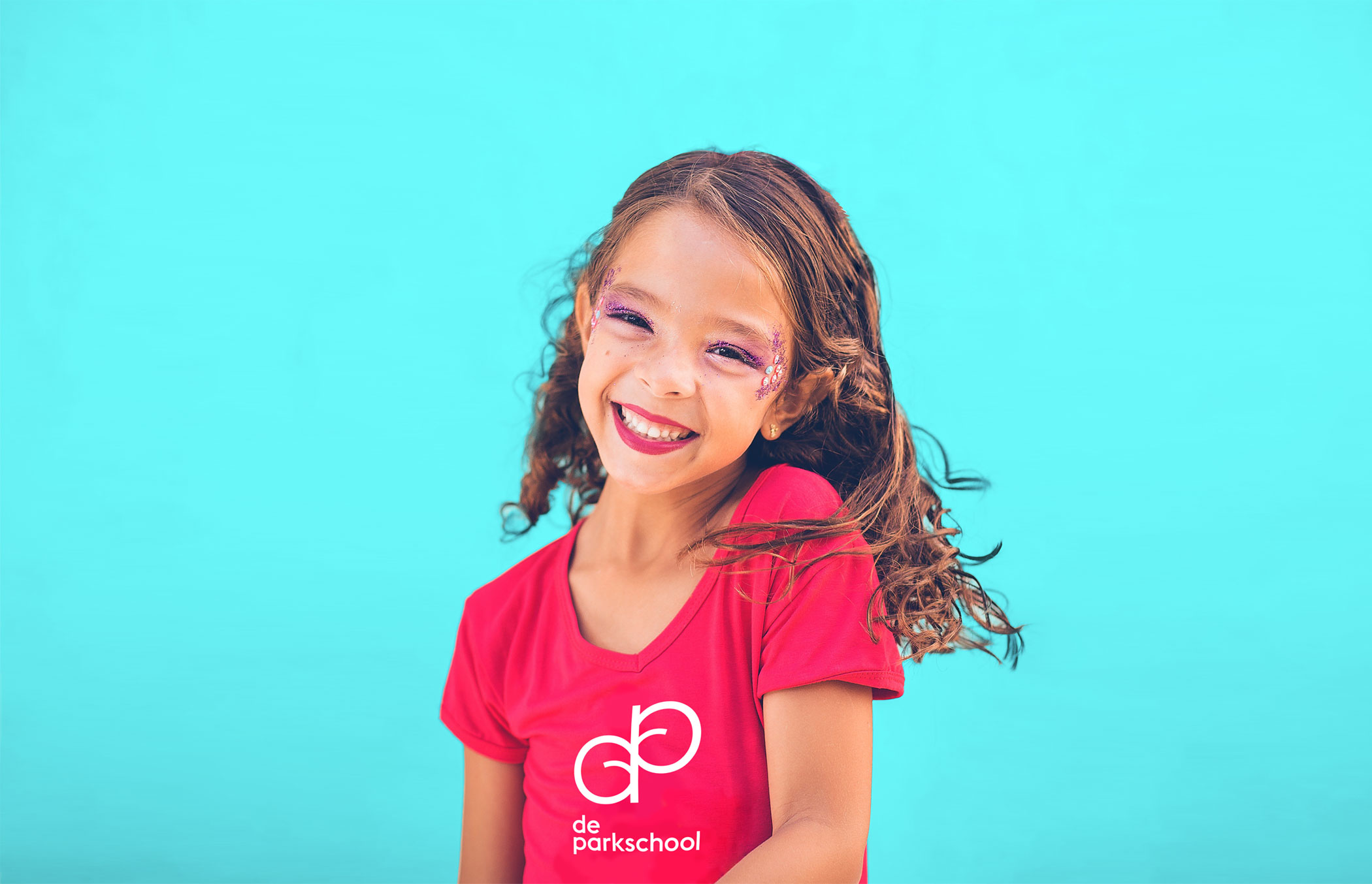 lachend meisje met logo van De Parkschool op het shirt